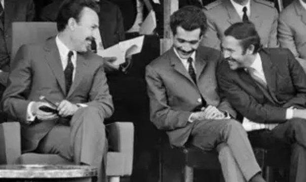 الأستاذ غرمول يكتب عن “العقيد” الذي كان من المفروض أن يكون “رئيسا”